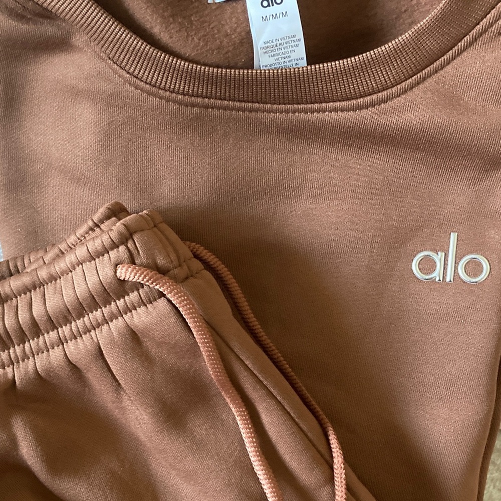 ALO LIKE Yoga Joggers in Warm Brown - Picture 2 of 4